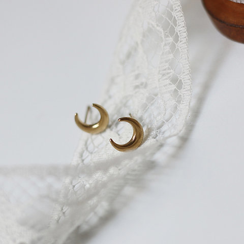 Classic moon stud earrings