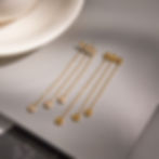 縮圖：Minimalist movement zircon earrings made of stainless steel with PVD gold finish luxury statement jewelry detail